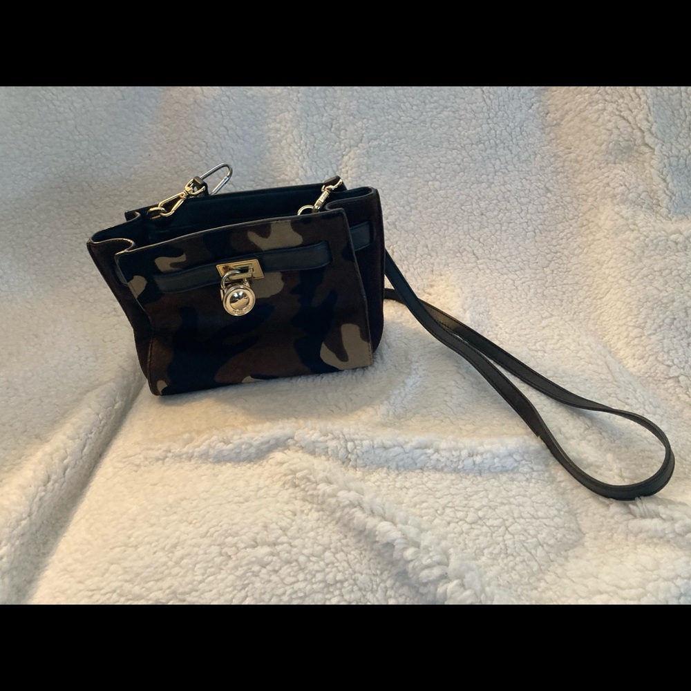Micheal Koran’s crossbody bag camouflage